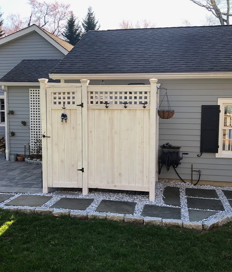 83XL house mounted outdoor shower with wood lattice panels